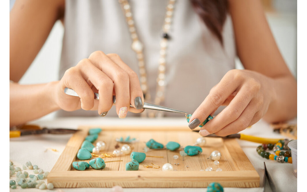 Custom jewelry vs mass-produced jewelry: which one is better?